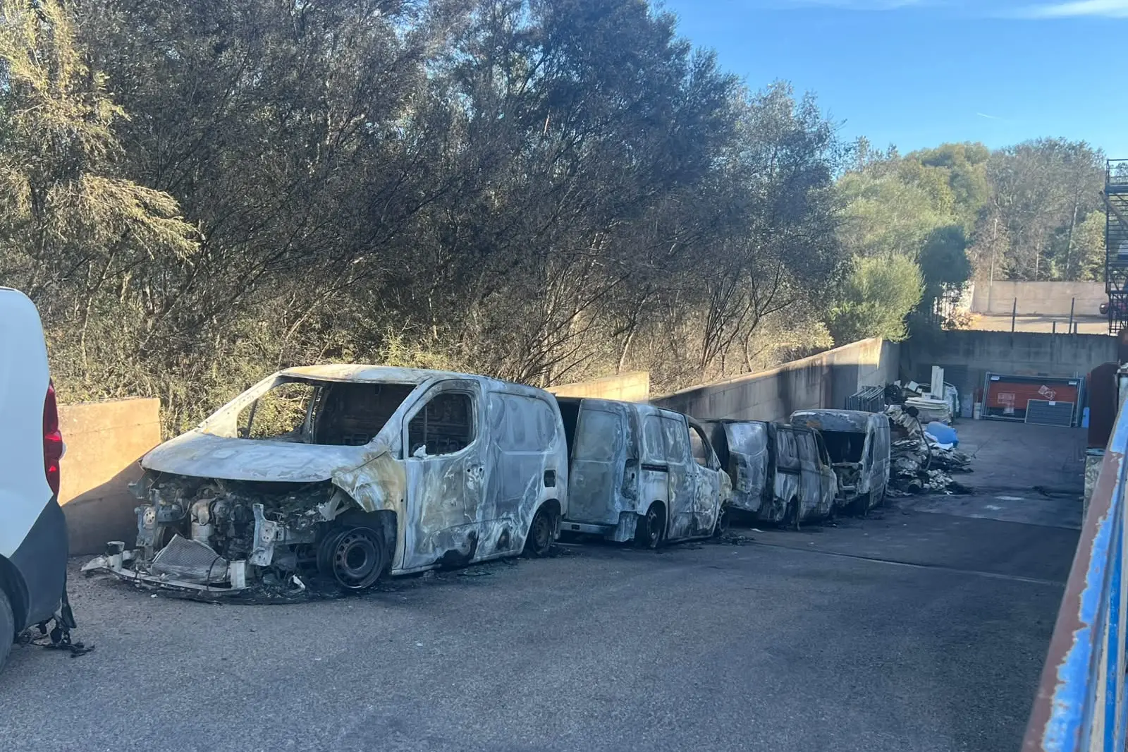 I furgoni incendiati (Foto: Ragas)