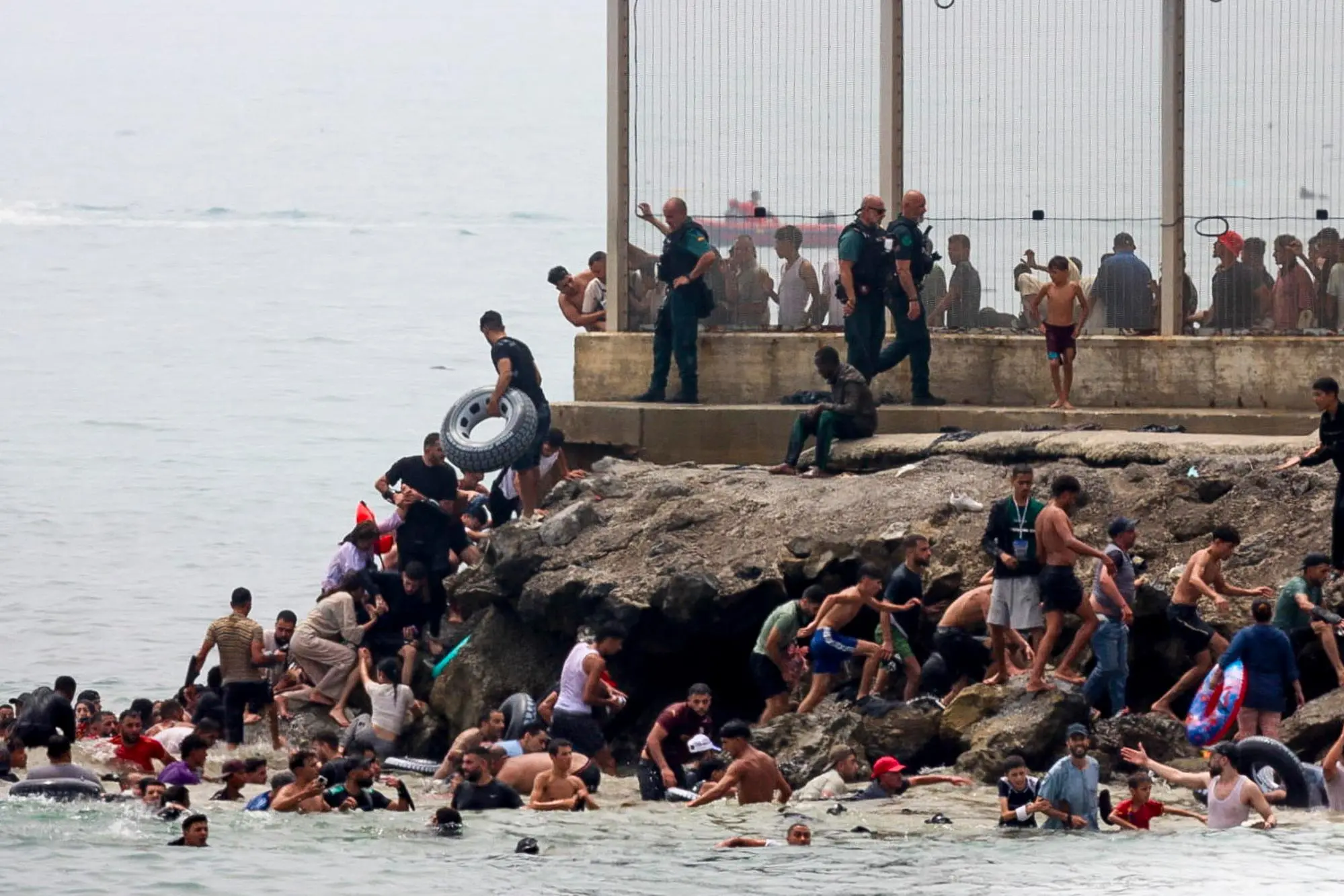 Migranti a Ceuta (Ansa-Epa)
