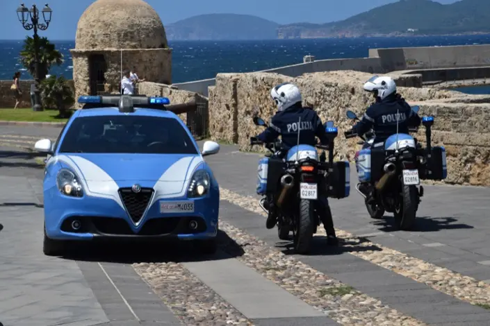 Gli agenti di polizia ad Alghero (foto polizia di Stato)