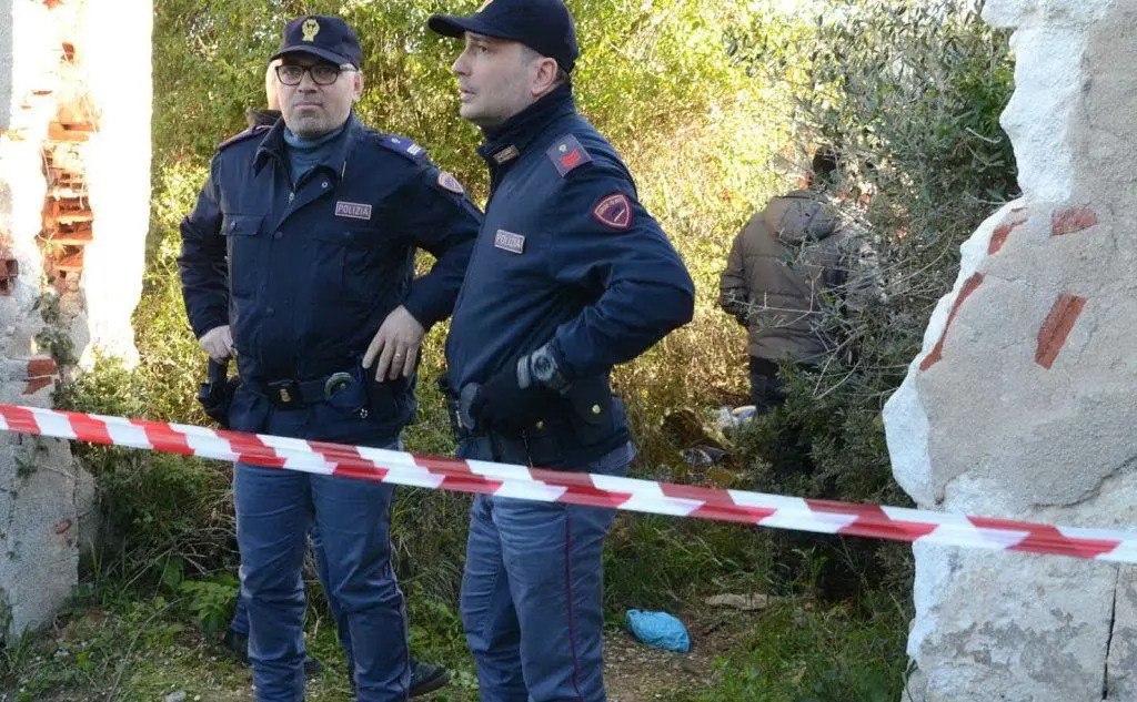 La polizia nel luogo dove è stata trovata la donna (foto Gloria Calvi)