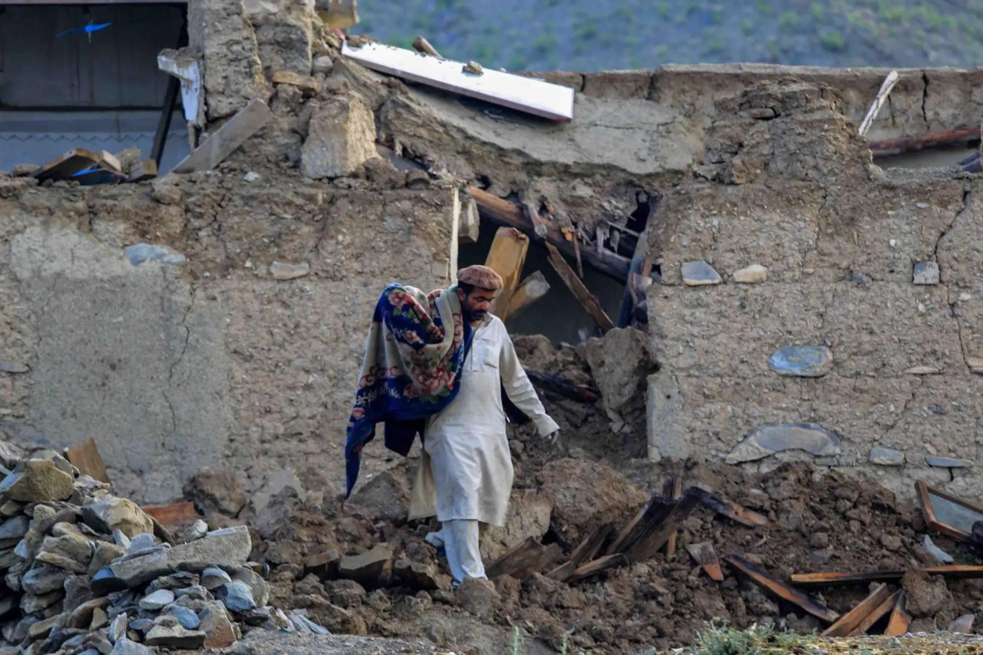 Afghanistan, dopo il sisma l'alluvione: corsa contro il tempo per salvare i dispersi (foto Ansa/Epa)
