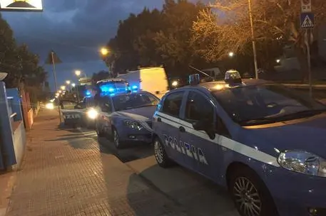 Pattuglie della Polizia a Cagliari (Ansa)