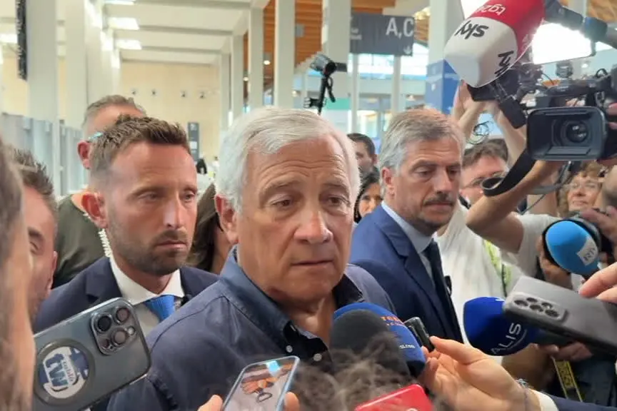 Banche, Tajani: la politica stia fuori dal risiko bancario