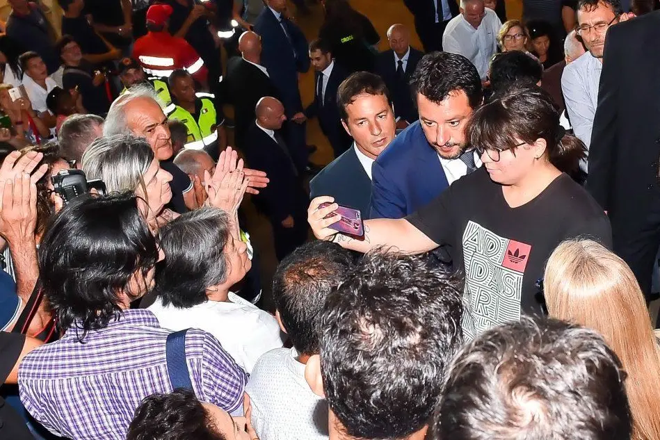 Il selfie scattato da Matteo Salvini durante i funerali di Stato a Genova (foto Ansa)