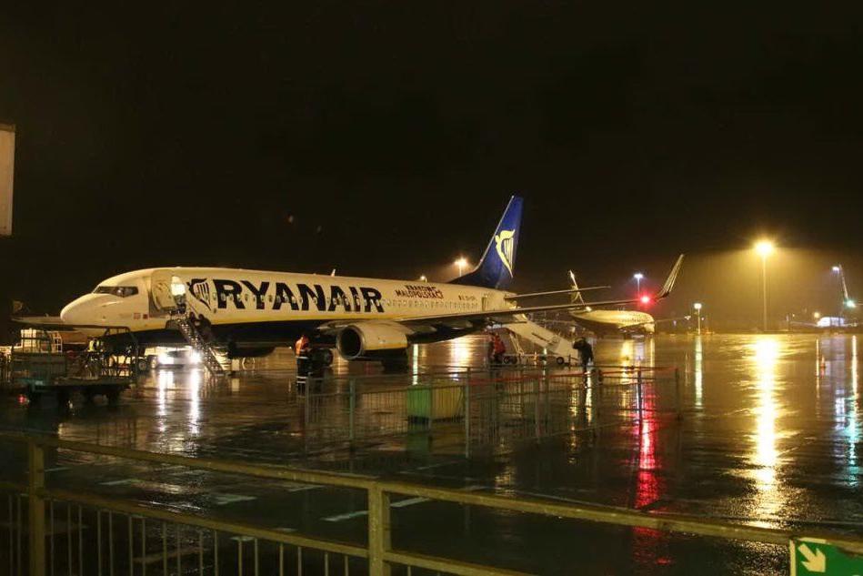 &quot;Potenziale minaccia&quot; sul volo Ryanair: un italiano e un kuwaitiano arrestati a Londra