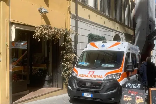 L'ambulanza sul luogo del femminicidio a Spoleto (foto Ansa)
