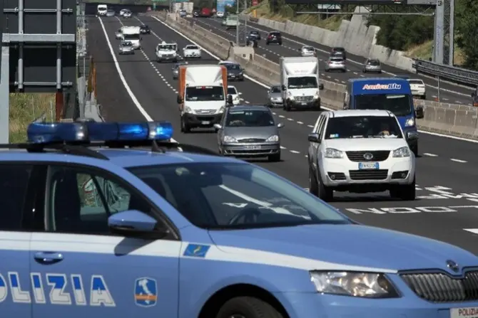 Una pattuglia della polizia stradale sulla A4