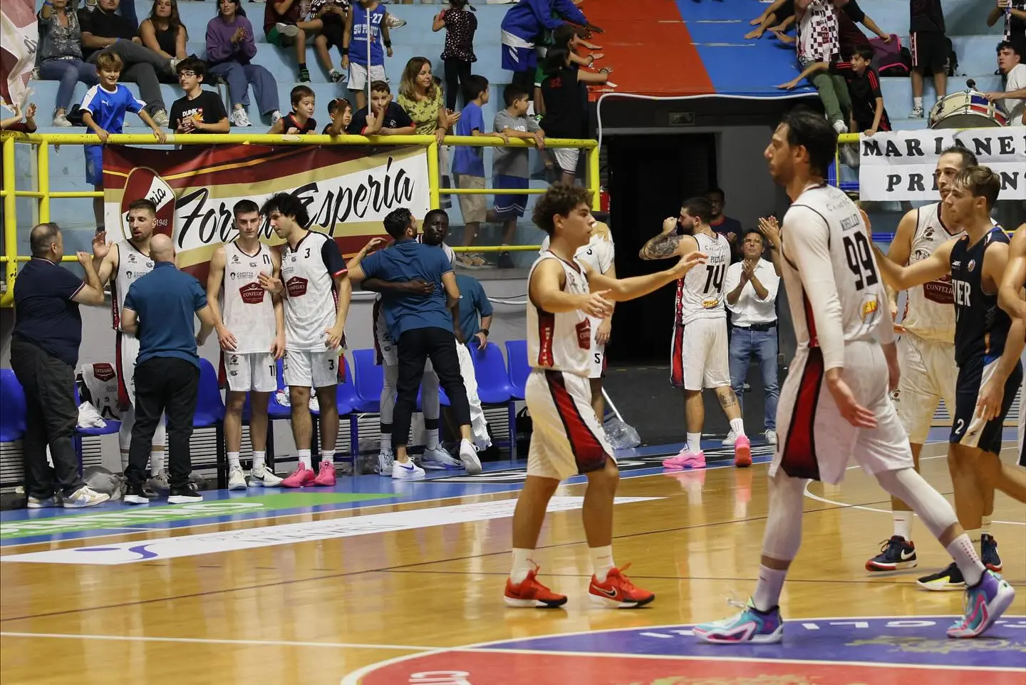 L'Esperia in campo al PalaPirastu (foto Esperia Basket)