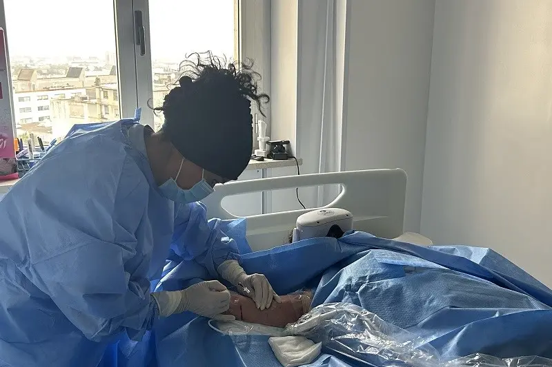Un paziente con il visore VR (Foto Aou)