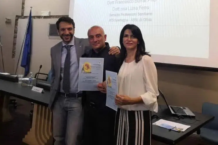 Il presidente dell'ordine professioni infermieristiche di Grosseto Nicola Draioli, con Francesco Burrai e Luisa Fenu