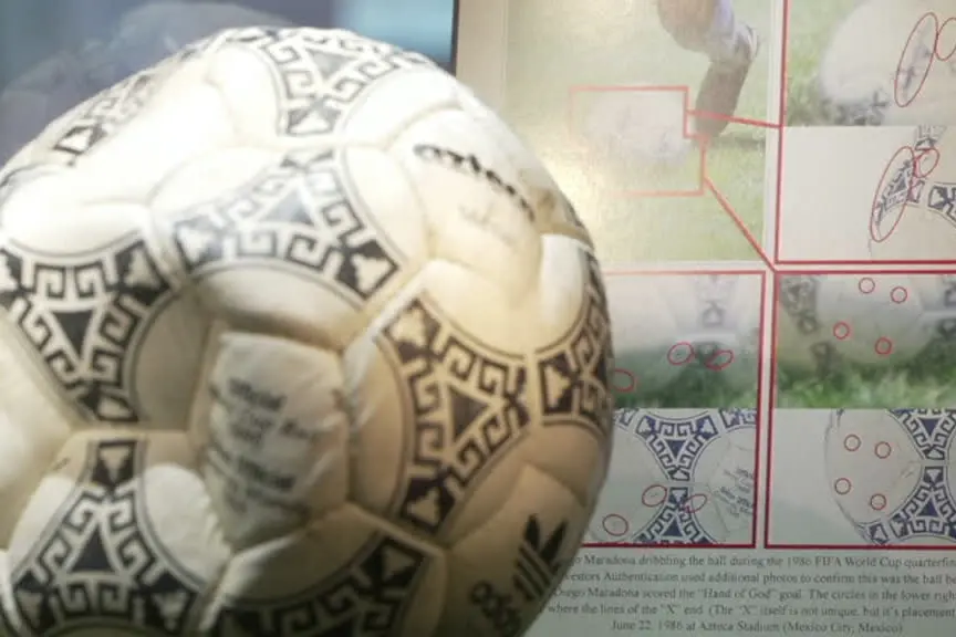 Il pallone della "Mano de Dios" all'asta per oltre 10 milioni dollari