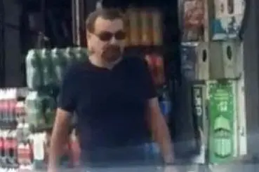 Cesare Battisti da un frame del video in cui passeggia prima della cattura (Ansa)
