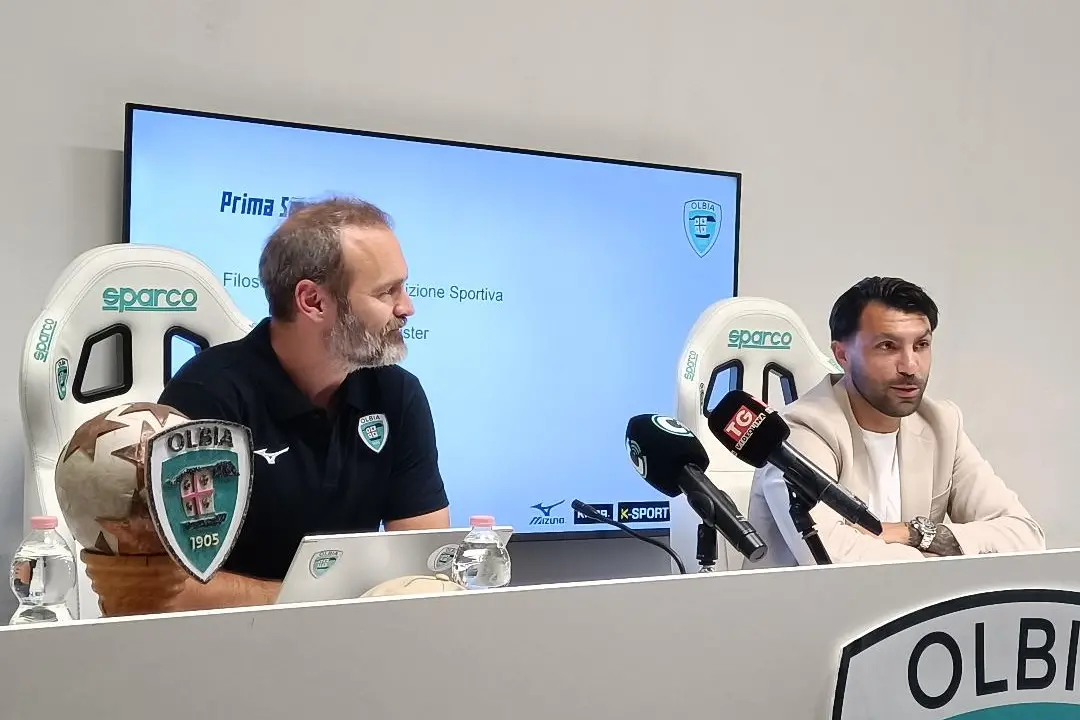 L’allenatore dell’Olbia Gatti e il diesse Gonzalez (foto Ilenia Giagnoni)