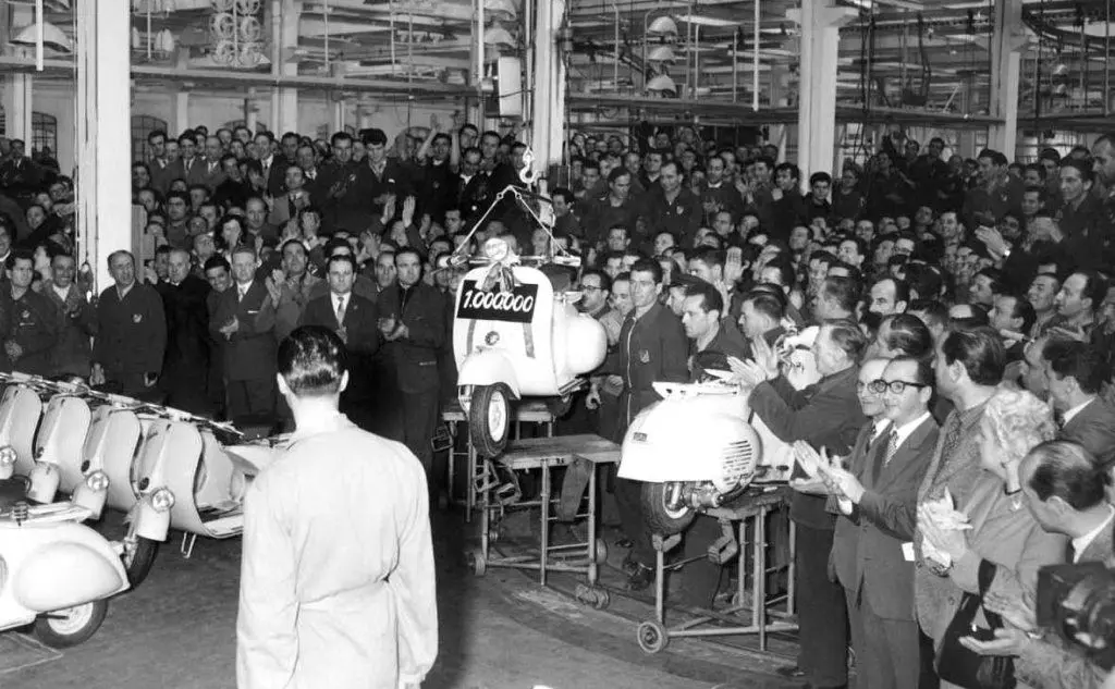 I festeggiamenti allo stabilimento della Piaggio, nel 1956,  per la milionesima Vespa costruita alla presenza dell'Ingegner Piaggio