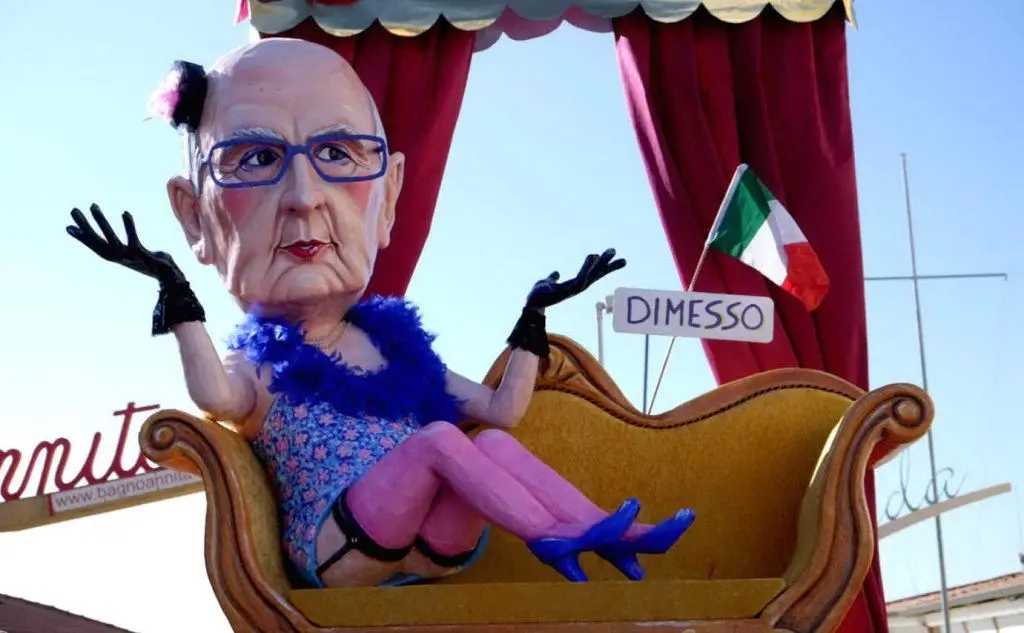 Il presidente emerito al Carnevale di Viareggio (tutte le foto sono Ansa)
