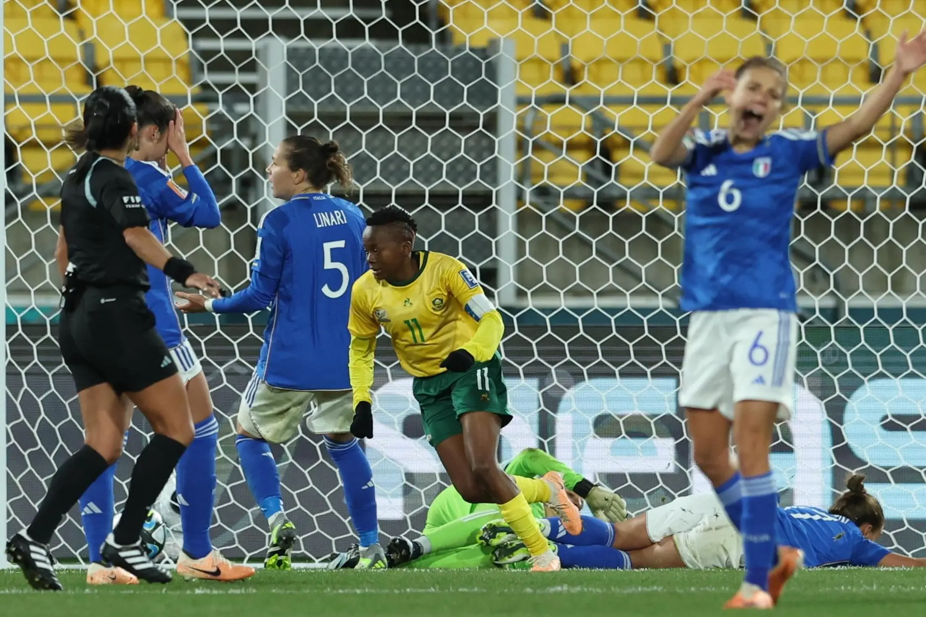 Thembi Kgatlana esulta dopo il gol che elimina l'Italia dai Mondiali (foto Ansa)