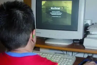 Un adolescente su Internet