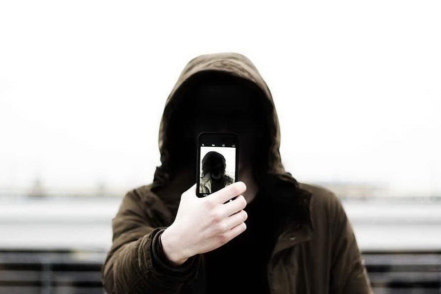 Perde il cellulare durante la rapina, goffo malvivente incastrato dai selfie