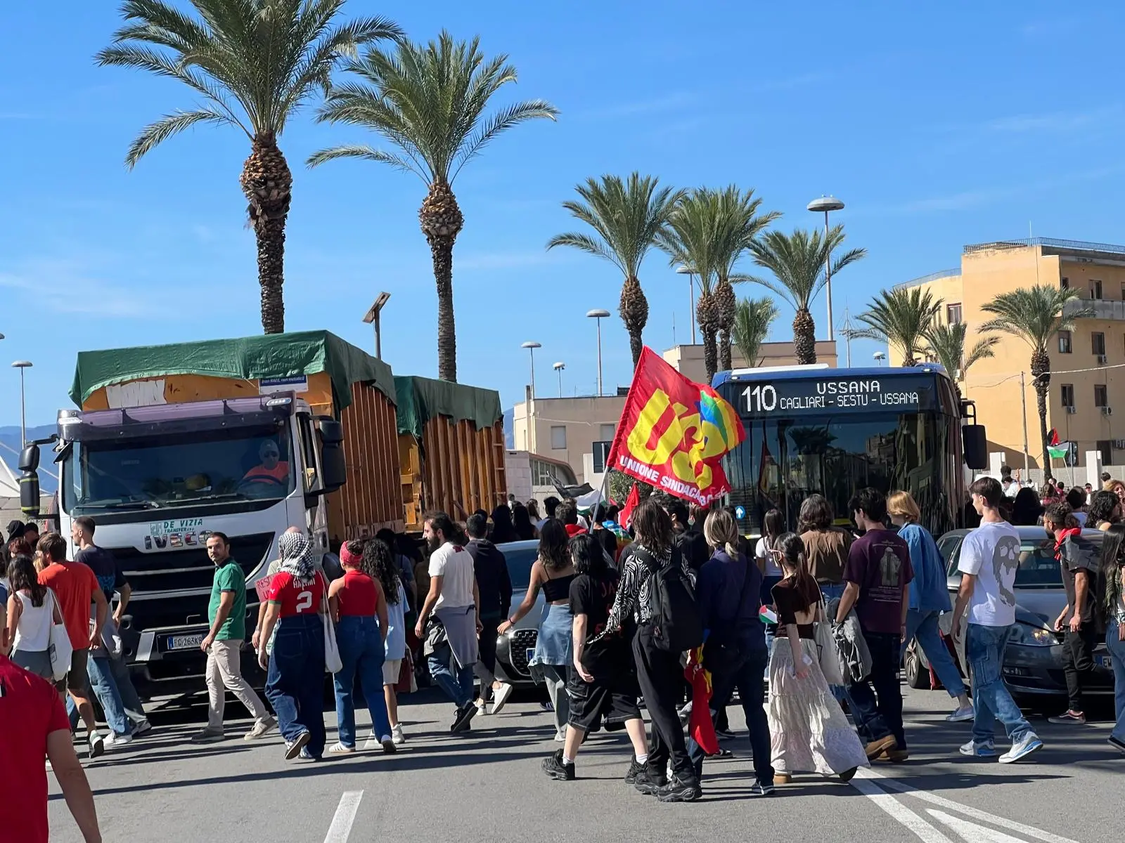 Traffico bloccato in via Riva di Ponente