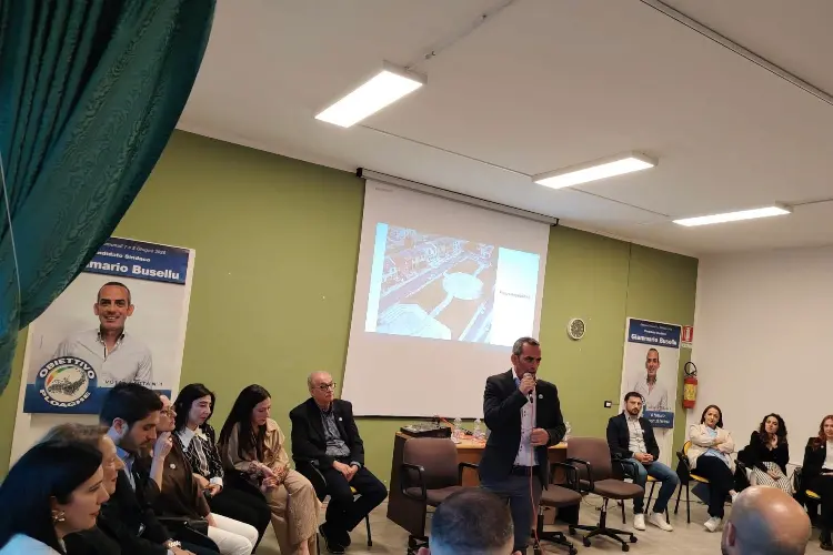 Il candidato sindaco con gli aspiranti consiglieri a Ploaghe (foto concessa)