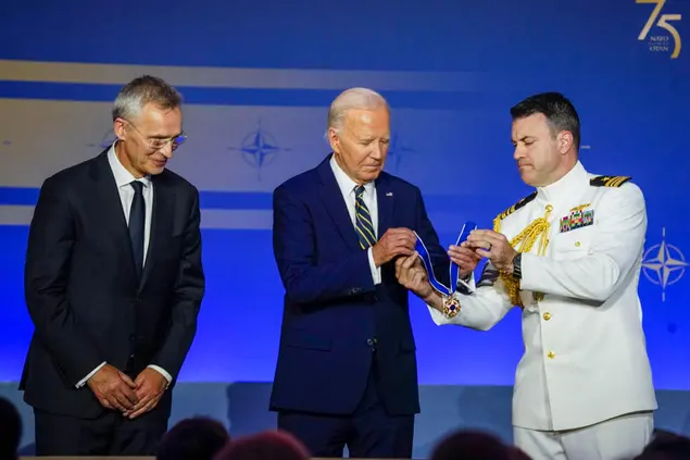 Joe Biden al summit Nato con il segretario generale Jens Stoltenberg