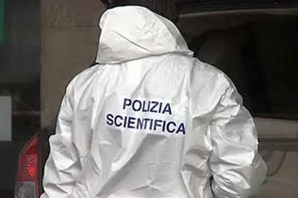 Un agente della polizia scientifica
