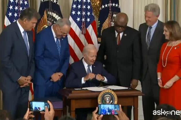 Biden firma un vasto piano di investimenti su clima e salute