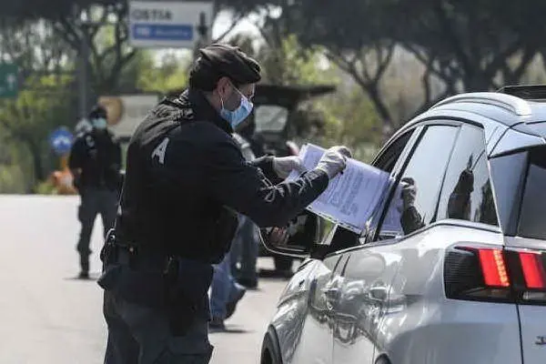 Un agente durante un controllo (Foto Polizia)