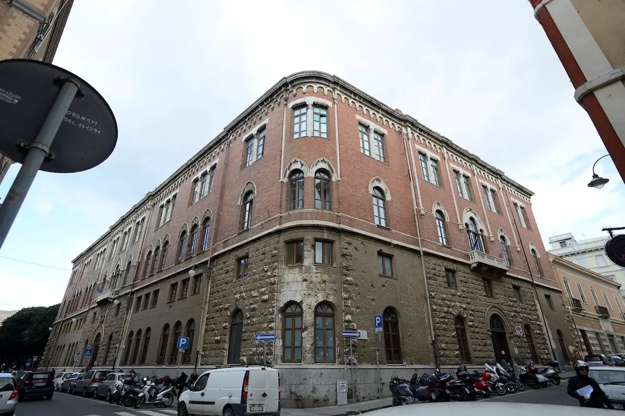 Cagliari, la scuola Satta, tra via Crispi e via Angioy
