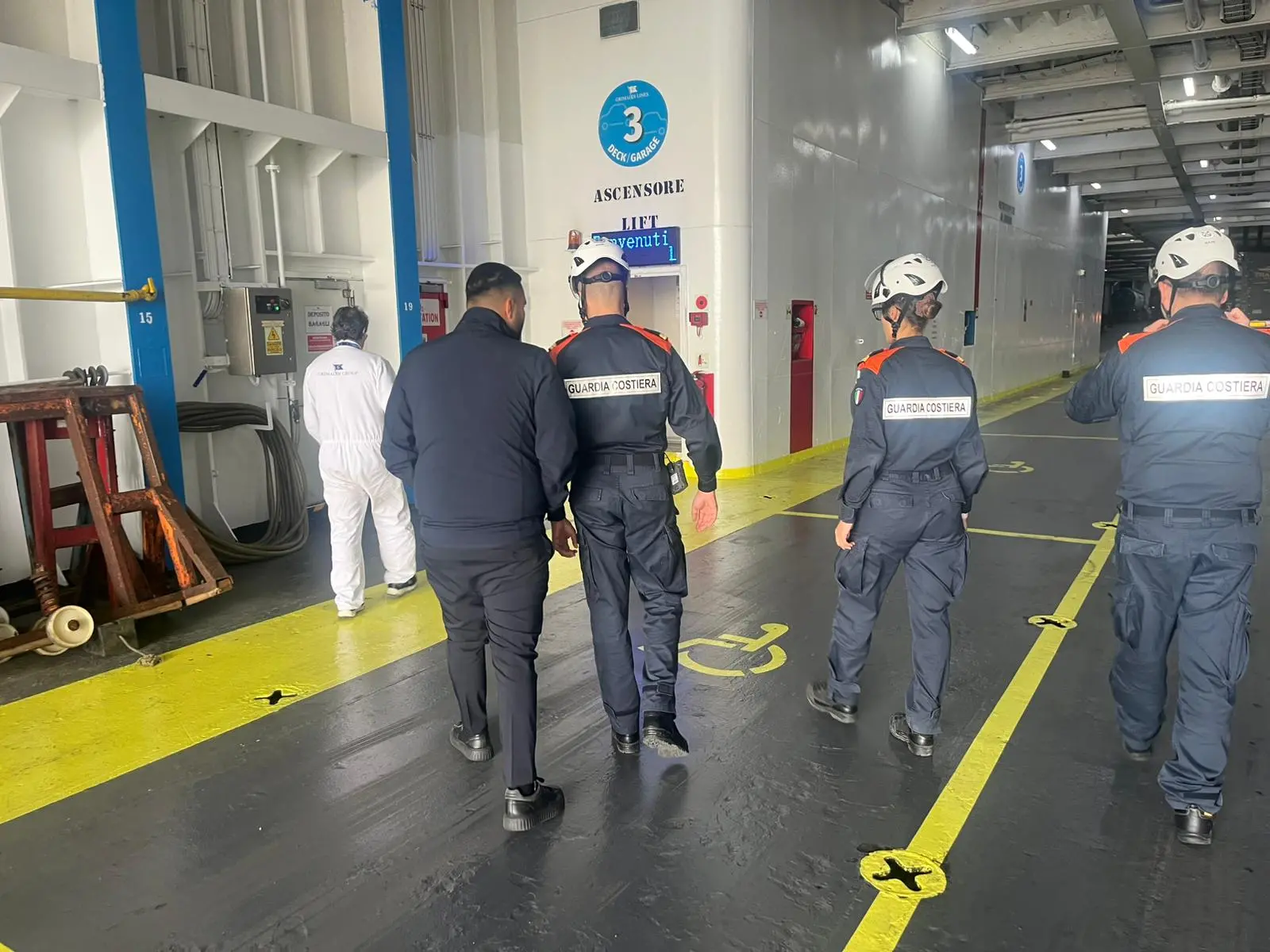 Un'ispezione su un traghetto a Cagliari