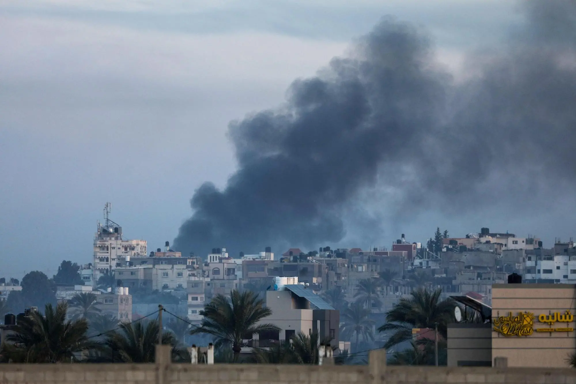 Un raid di Israele a Gaza (Ansa-Epa)