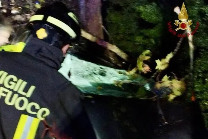 L'intervento dei vigili del fuoco in via Roma Destra a Jesolo, nel Veneziano dove un militare di 46 anni è morto travolto da un albero mentre si trovava in auto, 21 ottobre 2026. ANSA/ VIGILI DEL FUOCO +++FOTO DIFFUSA DALL'UFFICIO STAMPA - USARE OLO PER ILLUSTRARE OGGI LA NOTIZIA INDICATA NEL TITOLO - NON ARCHIVIARE - NON VENDERE - NON USARE PER FINI NON GIORNALISTICI - NPK+++