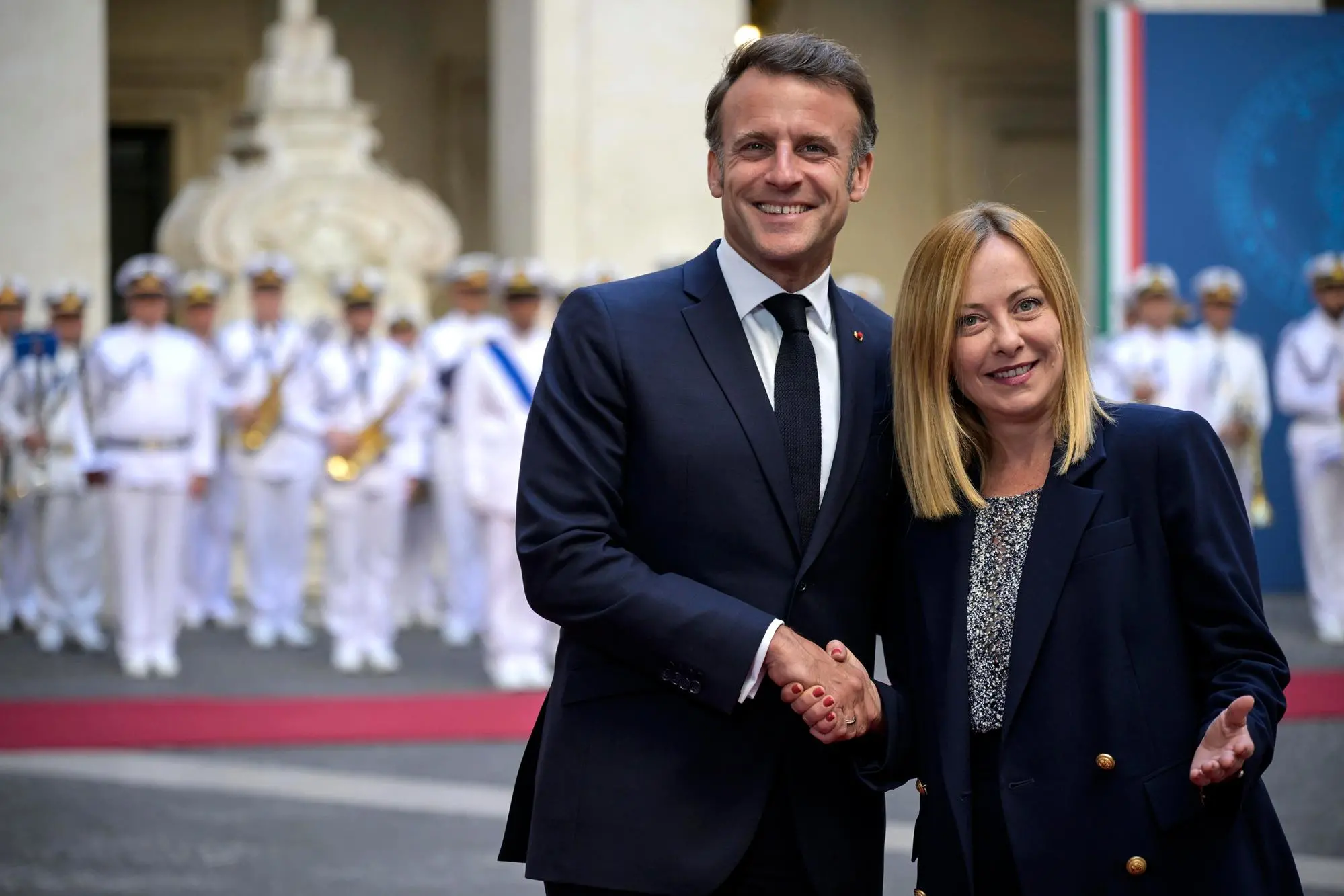 Meloni riceve Macron (Ansa)