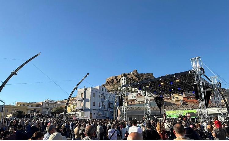 Da Mario Venuti a Dirotta su Cuba: in migliaia a Castelsardo