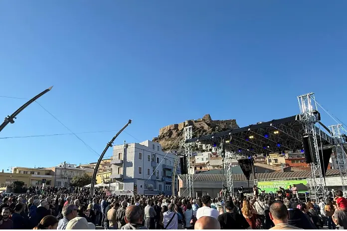 Il palco di piazza Nuova a Castelsardo (foto Pala)