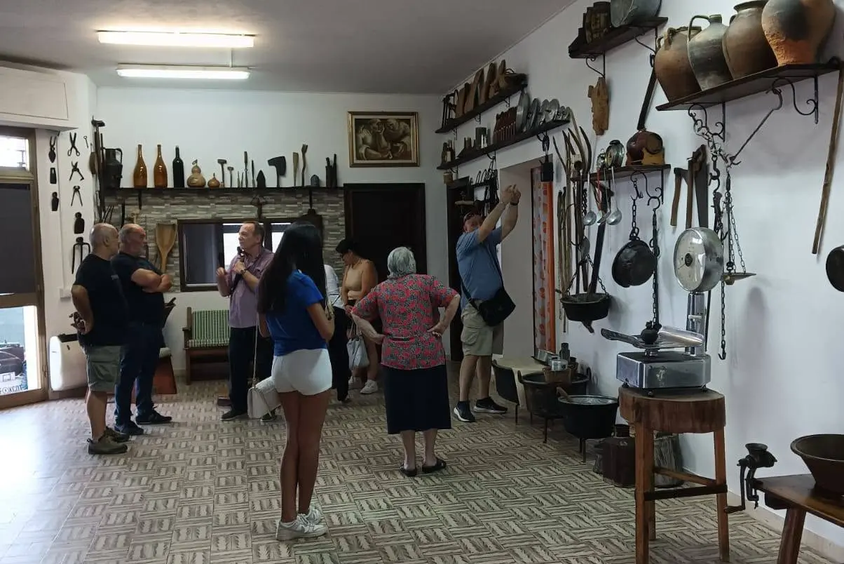 La visita all'esposizione degli arnesi antichi (foto Pintus)