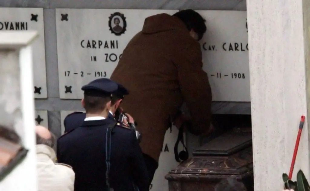 La salma è stata riesumata nel 2006, non era mai stata effettuata l'autopsia