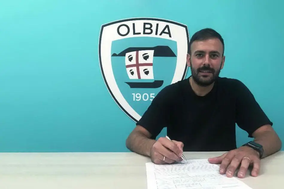 Luca La Rosa firma con l'Olbia (L'Unione Sarda - Giagnoni)