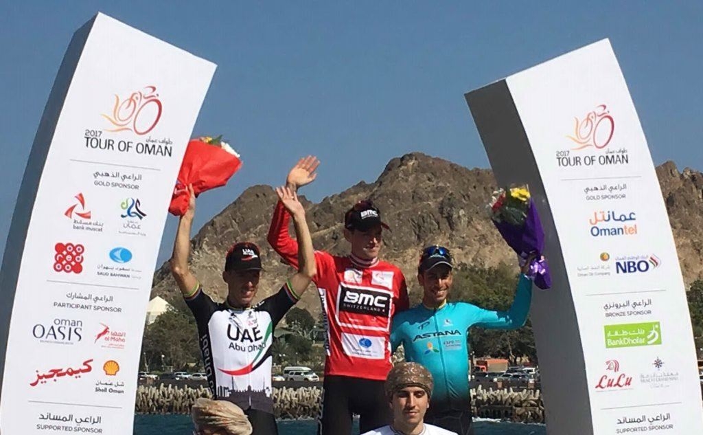 Fabio Aru, a destra, sul terzo gradino del podio al Tour of Oman 2017 (Archivio L'Unione Sarda)
