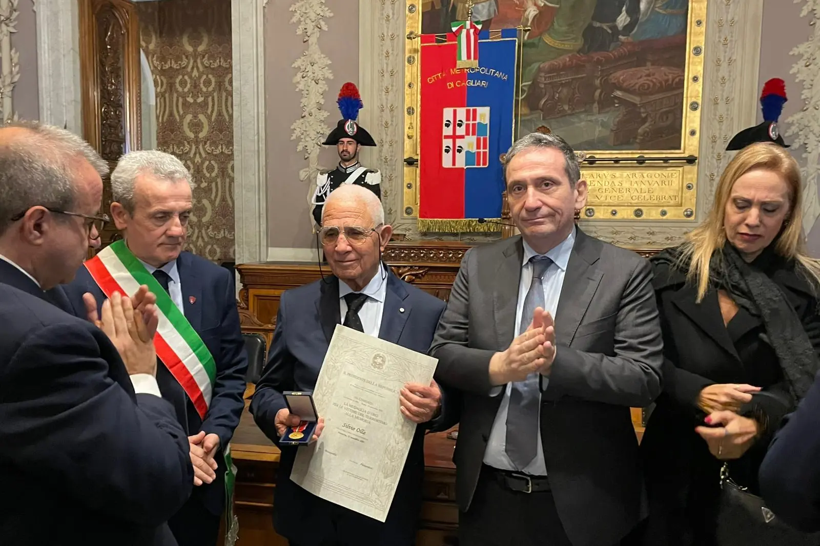 La consegna della medaglia d’oro a Ruggero Olla in memoria del figlio Silvio, durante la cerimonia delle onorificenze (foto Spignesi)