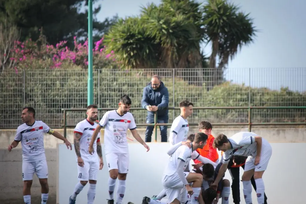 Esultanza per un gol di Darboe del Pirri