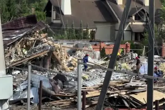 Ucraina, le vittime a terra dopo l'attacco russo vicino a Kiev