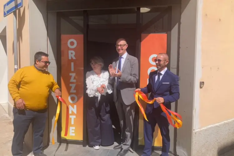 L'assessore Franco Cuccureddu inaugura la sede di Orizzonte Comune (foto Pala)