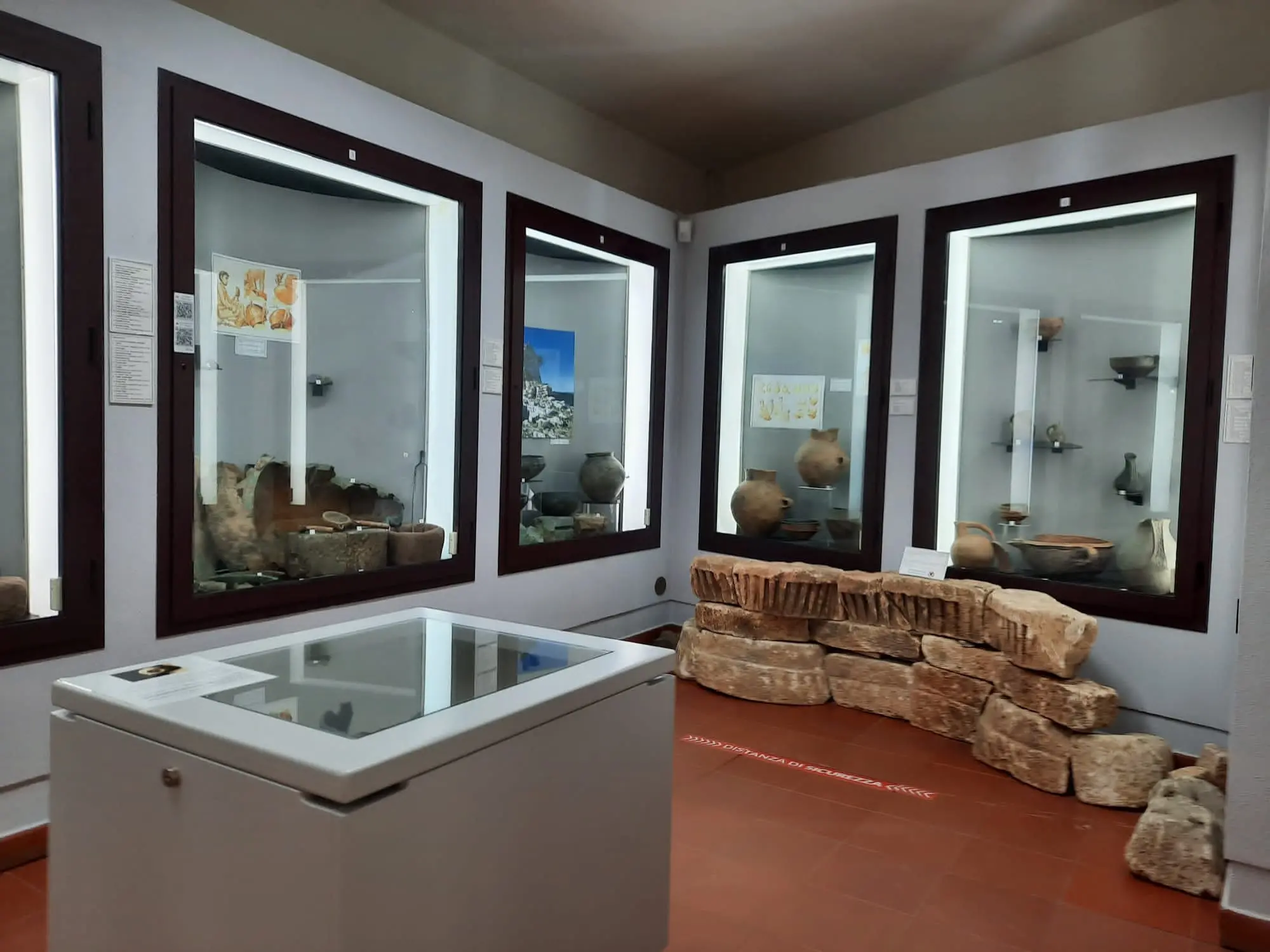 Sala del museo archeologico con l'altare in pietra di Sa Carcaredda a Villagrande Strisaili