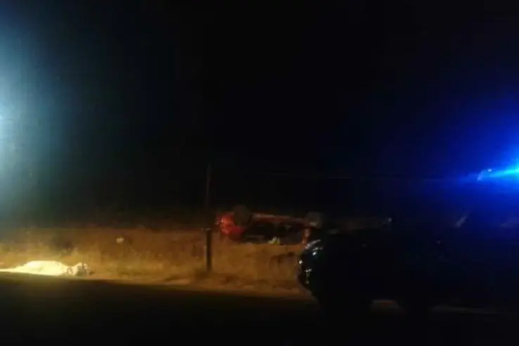 L'auto ribaltata e il corpo senza vita del conducente