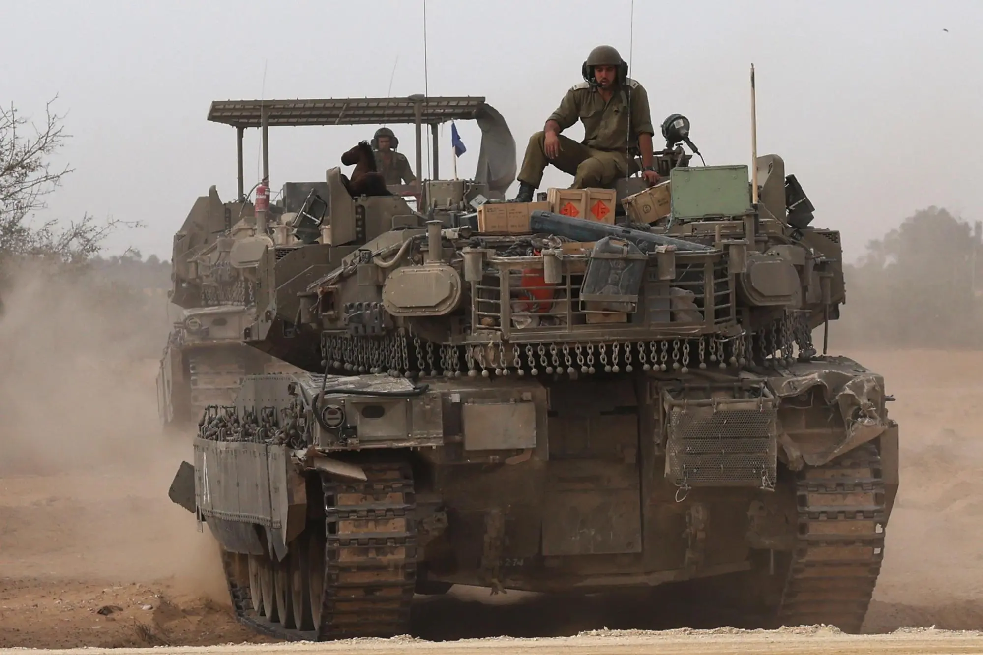 Un carro armato israeliano (Ansa-Epa)