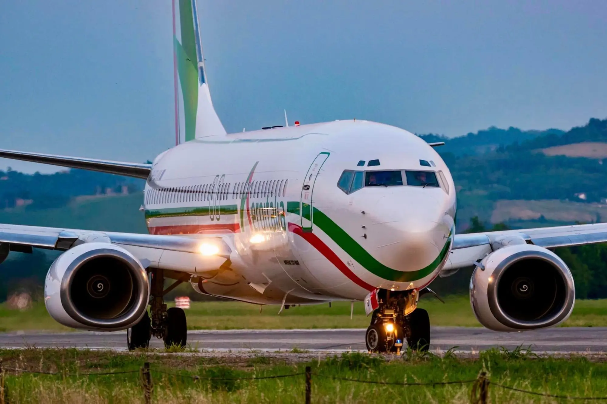 Un Boeing di Aeroitalia (archivio L'Unione Sarda)