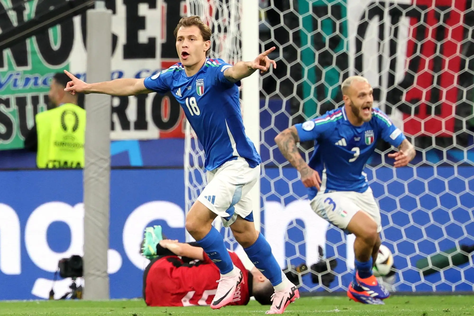 Nicolò Barella esulta dopo un gol con la maglia dell'Italia (foto Epa/Ansa)