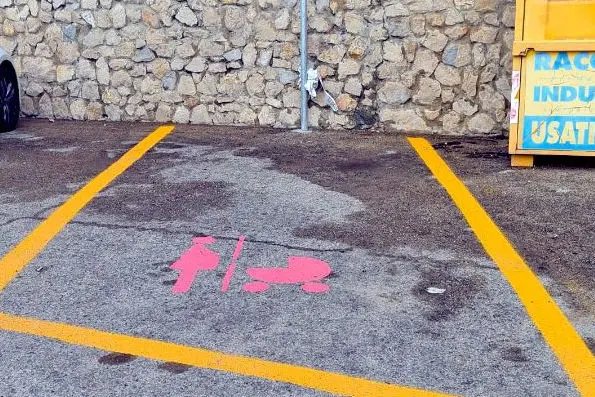 Uno dei parcheggi in rosa installati a Sennori (foto concessa)