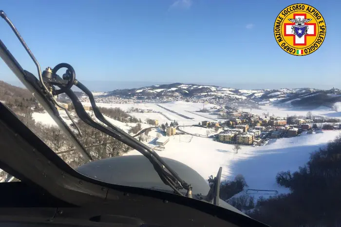 (ANSA) - REGGIO EMILIA, 29 GEN - Sono riprese stamattina le ricerche del velivolo disperso da ieri tra l'Appennino Reggiano e Modenese. Il Soccorso Alpino e Speleologico dell'Emilia-Romagna, impegnato con tre squadre in assetto da sci alpinismo e con l'aiuto di quad cingolati, si sta concentrando tra Sasso Tignoso e Alpicella, nella zona del Monte Cimone, verificando i punti indicati dall'Aereonautica Militare che sta sorvolando la zona da ieri pomeriggio fino alle ore notturne grazie alla tecnologia infrarossi. In supporto anche gli elicotteri di vigili del fuoco, polizia di Stato e guardia di finanza. Si cerca un aereo monomotore da turismo di colore bianco, decollato ieri mattina alle 11,22 dall'aeroporto Campovolo di Reggio Emilia. A bordo solo il pilota Ivano Montanari, 61enne reggiano, che all'improvviso, mentre si trovava sulla zona montana modenese, è scomparso dai radar della torre di controllo. Si teme possa essere precipitato tra i comuni di Frassinoro e Pievepelago (qui è attivo il centro operativo di coordinamento delle ricerche, nella sede dei vigili del fuoco e protezione civile). (ANSA). Y7G-NES/ S57 QBXJ ________________________________________